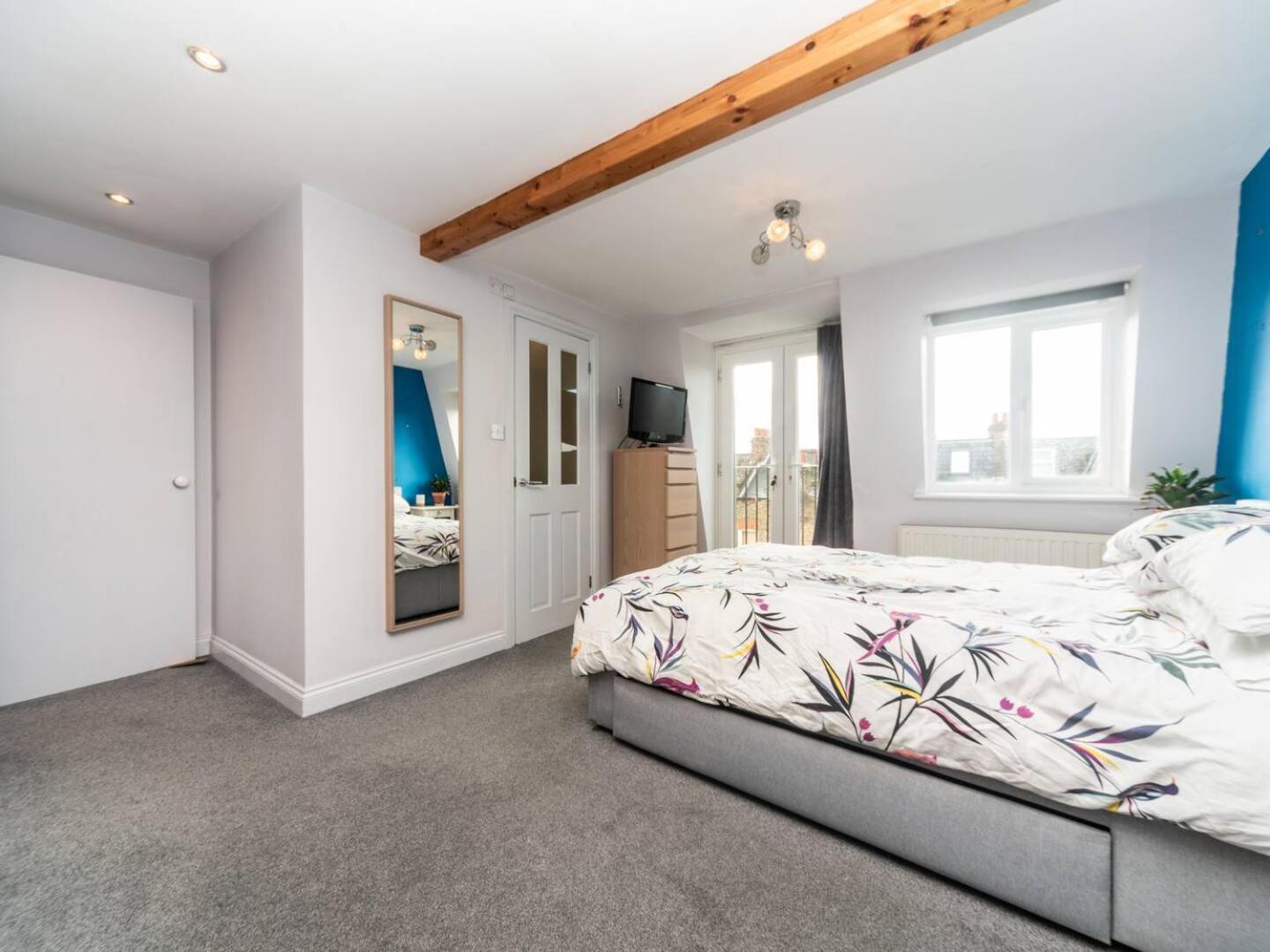 Pass The Keys - Wonderful Family In Earlsfield * Londra