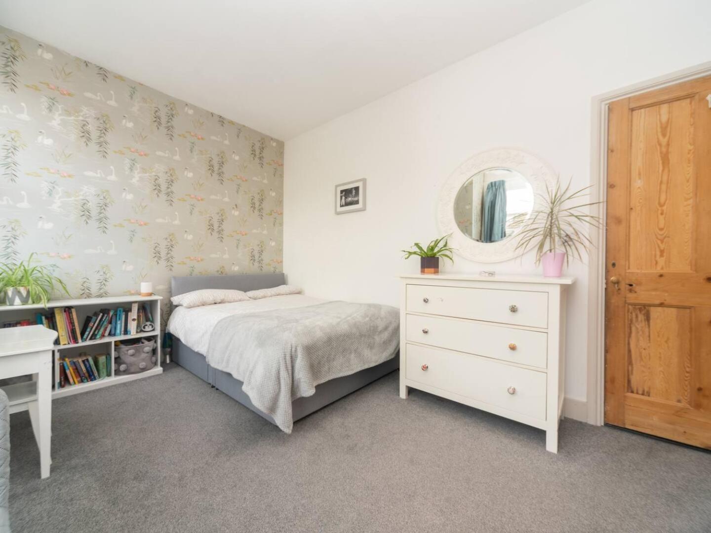 Pass The Keys - Wonderful Family In Earlsfield * Londra